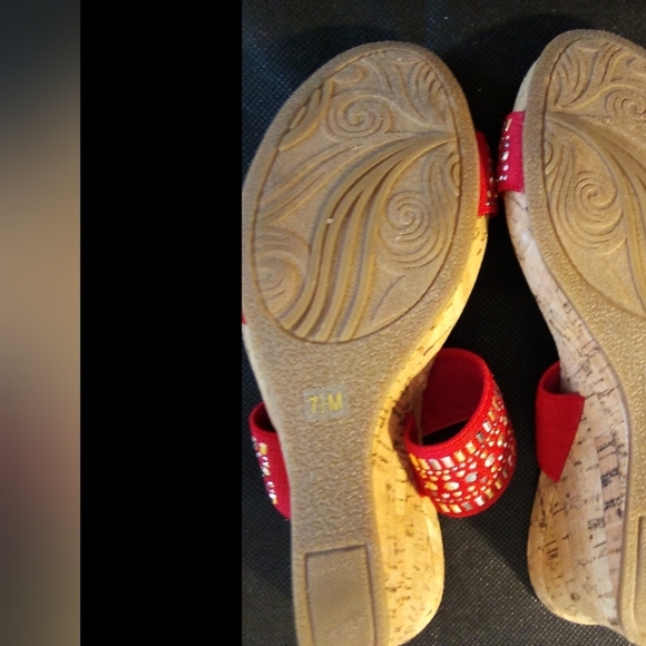 Coach & Four -NWT Cork Wedge Sandal, Two Red Fabric Straps Accented W/Gold Accen - Picture 4 of 10